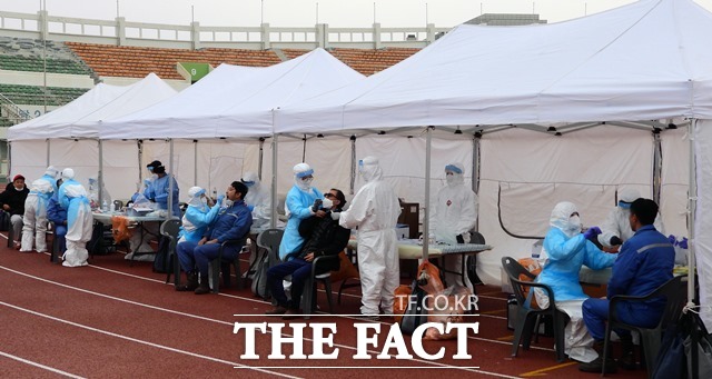 포항지역 코로나19 확진자 발생이 이어지고 있는 가운데 타지역 확진자 접촉으로 인한 지역내 전파가 끊이지 않고 있다. /포항=김달년기자