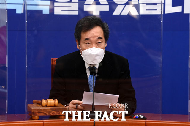 이낙연 더불어민주당 대표는 13일 오후 코로나19와 관련해 치료제 사용은 내년 1월 하순 이전, 백신 접종은 3월 이전에 시작하도록 노력하고 있다라고 밝혔다. 지난 4일 민주당 최고위원회의 당시 이 대표. /남윤호 기자