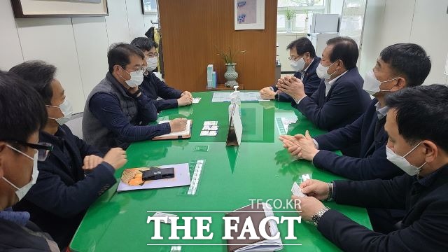 (사)제주감귤연합회와 농협 제주지역본부는 지난 10일 내년 1월부터 시행 예정인 주 52시간 근무제 적용(50인 이상 300인 미만)과 관련, 고용노동부 제주근로개선지도센터를 방문해 중문농협 유통센터(APC)를 대상으로 특별연장근로 인가 신청서를 제출했다. / 제주농협 제공