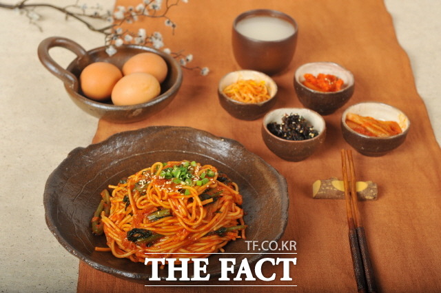 전남 담양군이 관광객의 입맛을 사로잡은 담양 10味와 별미 25종을 선정해 음식관광 활성화를 추진한다. 사진은 담양국수/담양군 제공