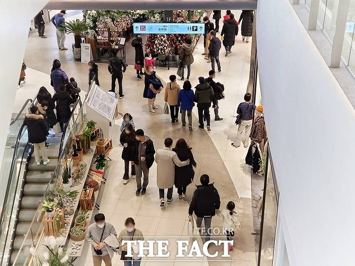 아웃렛 실내 쇼핑몰에서 쇼핑을 즐기는 사람들. /부산=김신은 기자