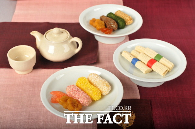 전남 담양군이 관광객의 입맛을 사로잡은 담양 10味와 별미 25종을 선정해 음식관광 활성화를 추진한다. 사진은 담양한과와 쌀엿/담양군 제공