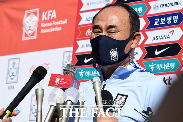 정우영의 재능을 높이 평가해 주전선수들보다 어린 나이임에도 불구하고 발탁한 김학범 올림픽 축구대표팀 감독./더팩트 DB