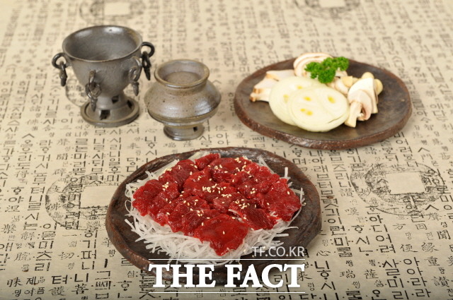 전남 담양군이 관광객의 입맛을 사로잡은 담양 10味와 별미 25종을 선정해 음식관광 활성화를 추진한다. 사진은 담양한우생고기/담양군 제공