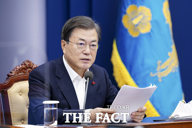 문재인 대통령은 14일 청와대에서 열린 수석·보좌관 회의에서 코로나 확산과 방역 강화로 내수와 소비가 급격히 위축되는 어려운 상황에서도, 한국의 거시 경제가 좋은 흐름을 보이고 있어 다행이라고 밝혔다. /청와대 제공