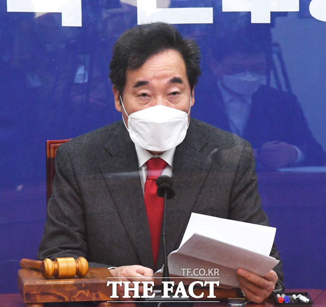 이낙연 대표가 14일 코로나19 극복특위를 조속히 설치하자고 야당에 요청했다. 이날 최고위원회의에서 발언하고 있는 이 대표. /국회=남윤호 기자