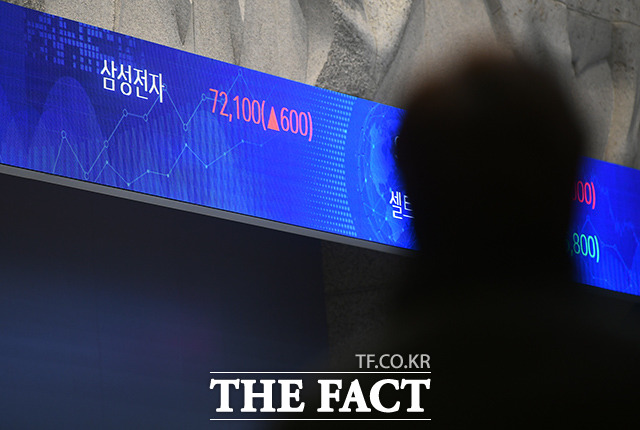 14일 한국거래소에 따르면 개인투자자들은 지난 7일부터 11일까지 5거래일 동안 유가증권시장에서 삼성전자 1조2590억 원어치를 순매수했다. 삼성전자 주가는 최근 우상향 곡선을 그리고 있다. 지난 3일에는 사상 최초 장중 7만 원을 돌파했고 4일부터는 종가로도 7만 원을 넘었다. /이동률 기자