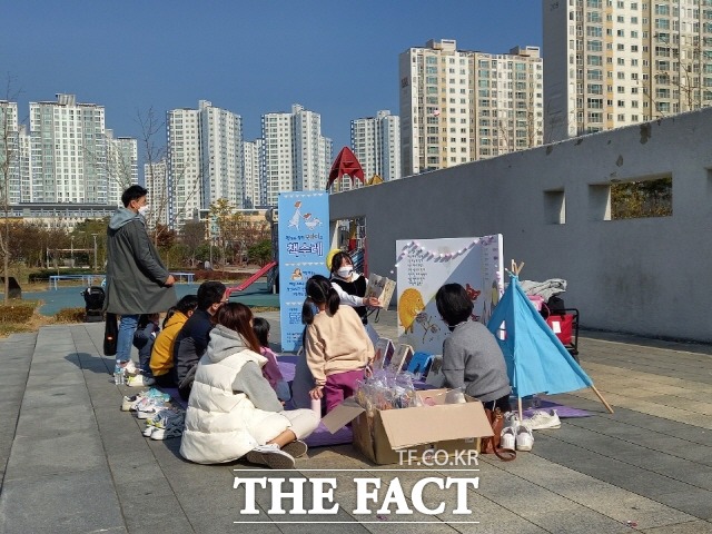 광주시 관내 도서관들의 운영 현황을 점검하고 도서관의 기능을 시민사회의 새로운 요구에 걸맞게 그 기능과 역할을 확장시키기 위한 기획특집 시리즈를 마련한다./꿈틀어린이 작은도서관 제공