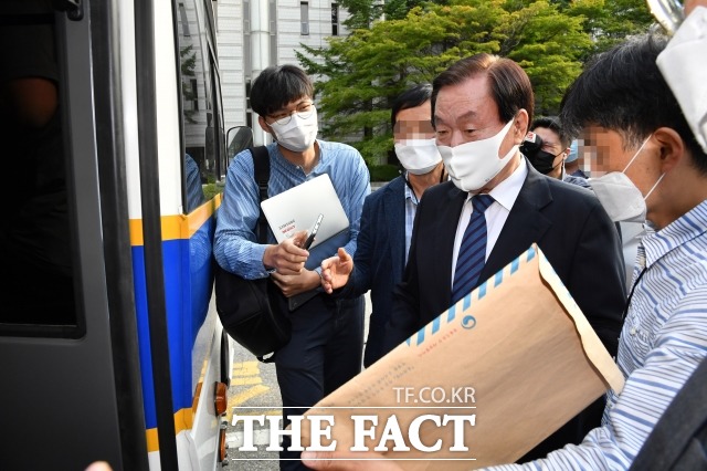 광복절 불법 집회 주도 혐의로 재판에 넘겨진 김경재(사진) 전 한국자유총연맹 총재는 14일 첫 재판에서 모든 공소사실을 부인했다. /남윤호 기자