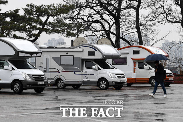 캠핑카로 개조한 45인승 버스에서 잠을 자던 50대 남성 4명이 가스에 중독돼 1명이 숨지고 1명이 중태에 빠졌다. 사진은 기사내용과 무관함./더팩트DB