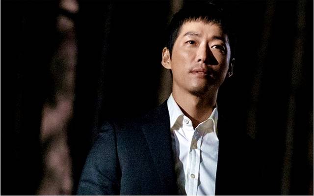 낮과 밤 남궁민이 평소 차림과 다른 블랙 슈트를 입고 누군가를 응시하고 있어 극의 궁금증을 자아낸다. /tvN 낮과 밤 제공