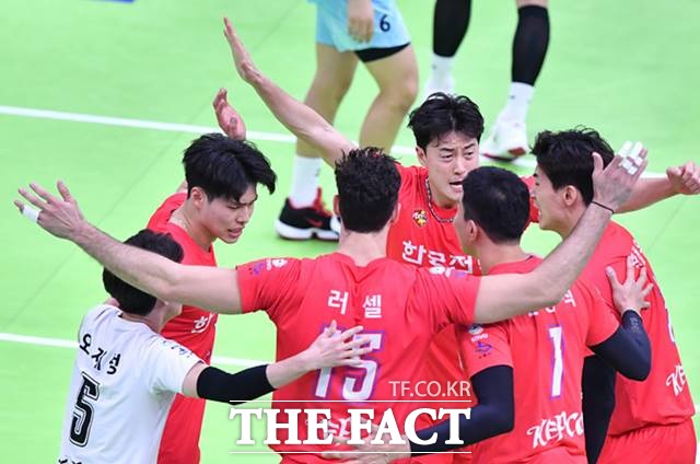 15일 오후 7시 수원실내체육관에서 열리는 2020-21시즌 V리그 남자부 한국전력(홈)-현대캐피탈(전를 대상으로 한 배구토토 매치 68회차 투표율 중간집계 결과, 참가자들은 홈팀 한국전력의 완승을 예상하는 것으로 나타났다./KOVO 제공