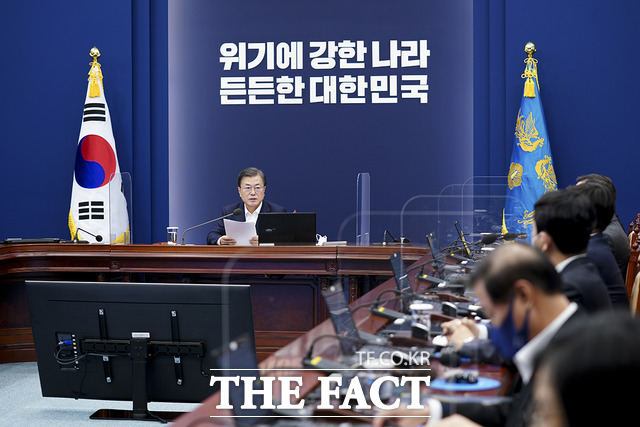 문 대통령은 정부의 방역지침에 따라 영업이 제한 또는 금지되는 경우 매출 급감에 임대료 부담까지 고스란히 짊어져야 하는 것이 과연 공정한 일인지에 대한 물음이 매우 뼈아프게 들린다라고 안타까움을 감추지 못했다. /청와대 제공