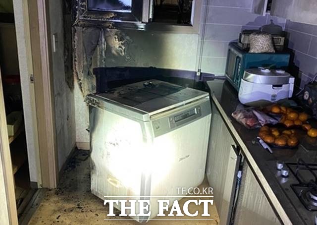 리콜 대상 김치냉장고로 인한 화재가 전국적으로 잇따라 주의가 요구된다. 사진은 지난 4일 인천 한 아파트에서 불이 난 모습. /인천송도소방서 제공
