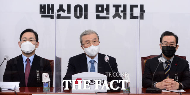 김종인 국민의힘 비상대책위원장(가운데)이 14일 오전 서울 여의도 국회에서 열린 비상대책위원회의에서 발언하고 있다. /국회=남윤호 기자