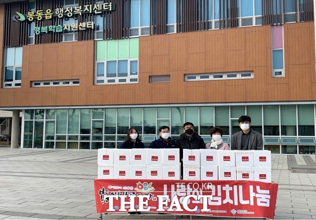 봉동생강골시장 문화관광형시장 육성사업단이 지난 13일 봉동읍 행정복지센터를 찾아 김장 김치 500포기를 전달했다. /완주=한성희 기자