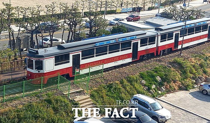 올해 10월 7일 개통한 해운대블루라인파크의 해변열차가 해운대구 송정동에 마련된 선로 건널목 용도의 간이 통로를 지나고 있다. /부산=김신은 기자