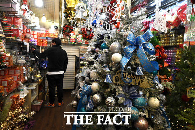 이마트는 지난달 크리스마스 용품 매출이 전년 동기와 비교해 약 12.8% 증가했다고 밝혔다. /임세준 기자