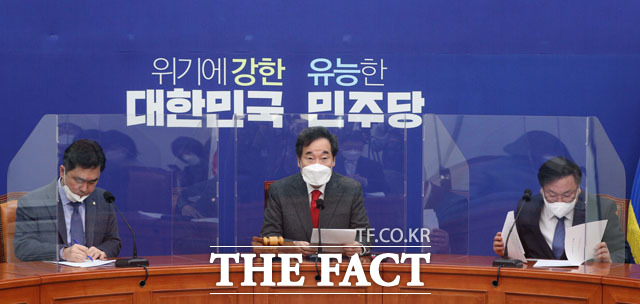 더불어민주당 지도부는 야권의 문재인 대통령 공공임대주택 비판에 대해 강한 우려를 표했다. 14일 국회에서 열린 당 최고위원회에서 발언하는 이낙연 민주당 대표(가운데). /국회=남윤호 기자