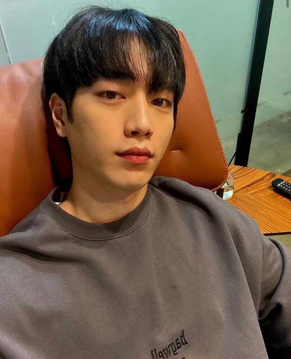 배우 서강준이 수도권 지역에 첫 눈이 내린 13일 셀카 사진 한 장을 공개했다. /서강준 SNS