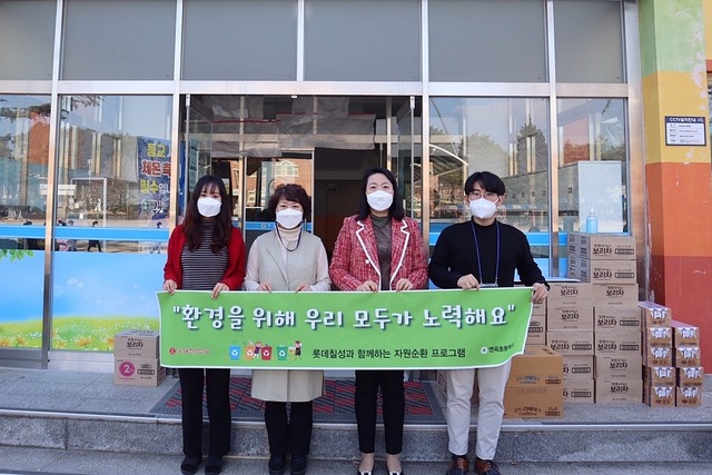 롯데칠성음료가 지난 10일 강릉시 연곡면에 위치한 연곡초등학교에 방문해 학생들이 보낸 플라스틱 관련 문의 편지에 대한 답장을 직접 전달했다. /롯데칠성음료 제공