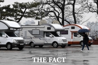  개조한 대형 버스서 캠핑중 가스 중독, 1명 사망, 1명 중태