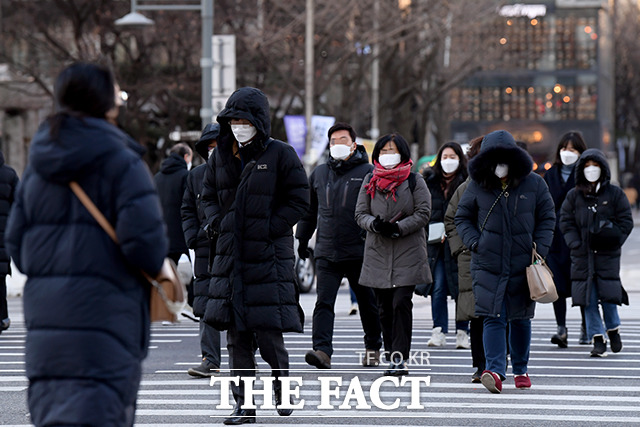 아침 기온이 영하 10도를 기록하며 한겨울 날씨를 보이고 있는 15일 오전 서울 종로구 광화문사거리에서 출근길 시민들이 두꺼운 옷차림으로 발걸음을 재촉하고 있다. /이선화 기자