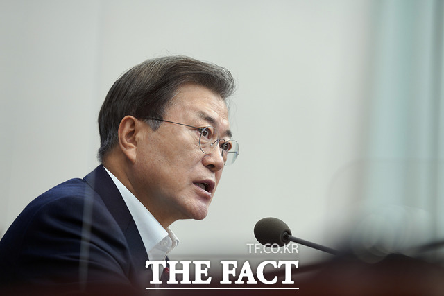 문재인 대통령은 15일 고위공직자범죄수사처 출범과 관련한 야권의 비판에 대해 지금 공수처를 반대하는 야당의 유력 인사들도 과거에는 공수처를 적극 주장했던 분들이라고 지적했다. /청와대 제공