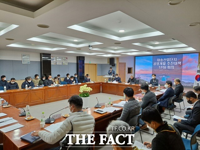 하동군이 최근 군청 소회의실에서 대송산단 추진과 공영개발 전환에 따른 문제점 등을 점검하는 공영개발 추진대책 TF팀 회의를 하고 있다. /하동군 제공