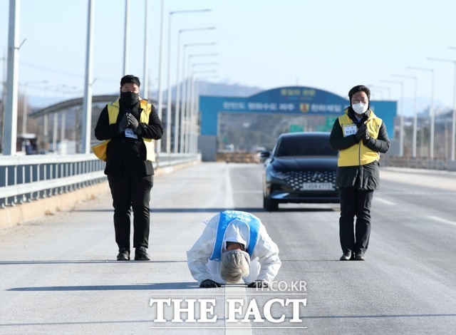 삼보일배 중인 이재강 경기도 평화부지사. /경기도 제공