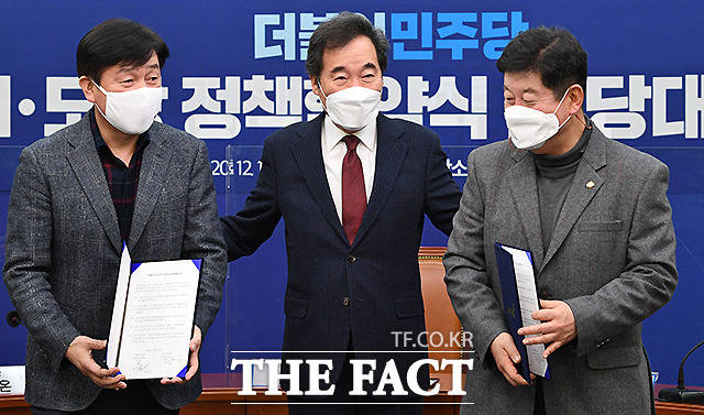 기동민 서울시당 위원장(왼쪽), 박재호 부산시당 위원장(오른쪽)을 격려하는 이 대표