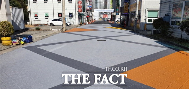광양시가 이순신대교 먹거리타운 내의 차량중심 도로를 보행자가 안전하게 이용할 수 있도록 이면도로 5개 구간을 보행자 우선도로로 조성했다. /광양시 제공