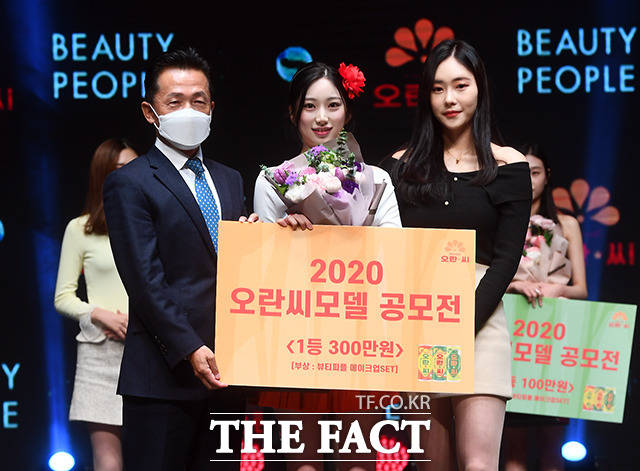 양동영 동아오츠카 사장과 1등 수상자 임예랑 씨(가운데), 2019 오란씨걸 김예림 씨(왼쪽부터).