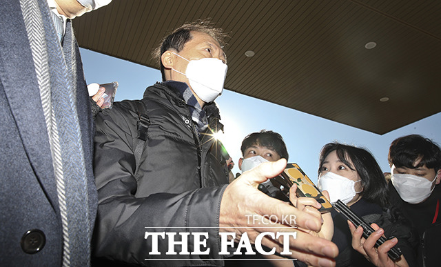 윤석열 검찰총장에 대한 징계위원회 2차 심의가 열리는 15일 윤 총장 측 법률대리인 이완규 변호사가 과천 정부과천청사 법무부로 들어서고 있다./과천=배정한 기자