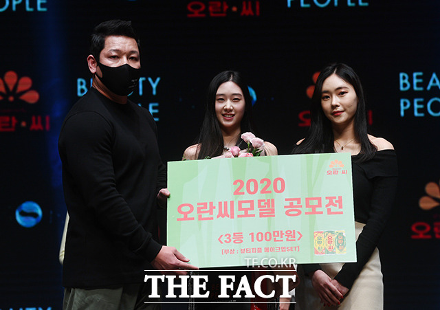 조명기 MK GYM대표와 3등 수상자 강안나 씨, 2019 오란씨걸 김예림 씨(왼쪽부터).
