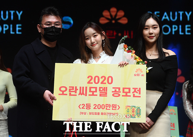 박세준 26영화사 대표와 2등 수상자 김솔이 씨, 2019 오란씨걸 김예림 씨(왼쪽부터).