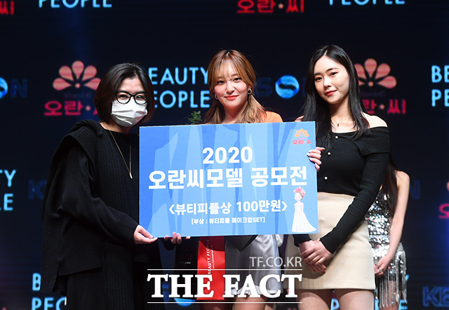 이지운 주식회사 뷰티피플 이사와 뷰티피플 상 수상자 김소림 씨, 2019 오란씨걸 김예림 씨(왼쪽부터).