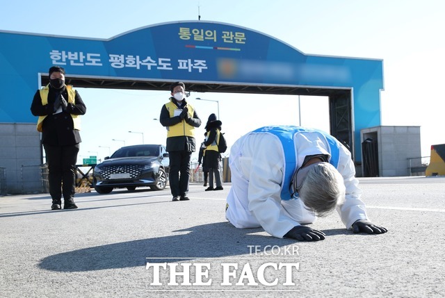 이재강 경기도 평화부지사가 15일 영하권의 강추위 속에서도 경기 파주 통일대교에서 개성공단 재개를 위한 삼보일배를 하고 있다. /경기도 제공