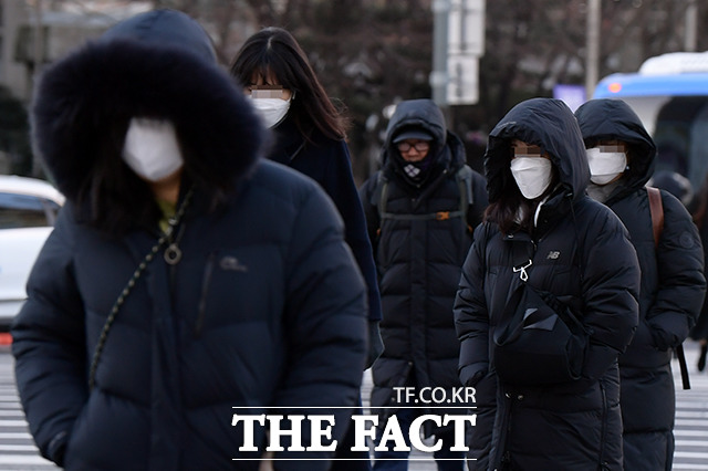 아침 기온이 영하 10도를 기록하며 한겨울 날씨를 보이고 있는 15일 오전 서울 종로구 광화문사거리에서 출근길 시민들이 두꺼운 옷차림으로 발걸음을 재촉하고 있다. /이선화 기자