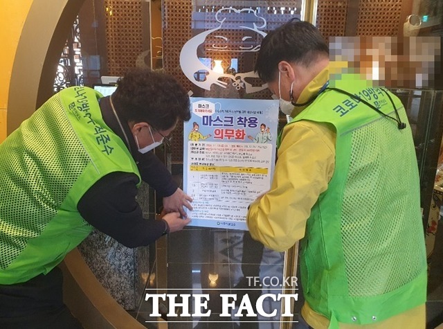 나주시는 지난 주 일반음식점 1750여 개소에 살균소독제를 배부하고 마스크 착용 의무화 포스터를 부착, 업소별 적극적인 방역수칙 준수를 당부했다. 사진은 마스크 착용 의무화 포스터 부착 모습./나주시 제공