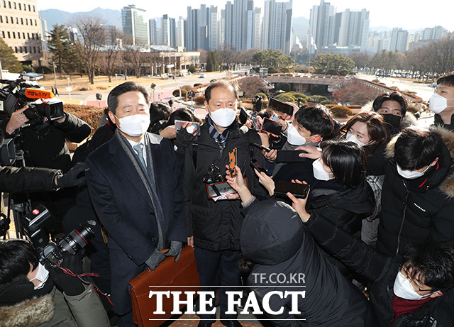 15일 경기 과천 법무부 청사에서 열린 윤석열 검찰총장 2차 징계위원회의에 윤석열 측 변호인인 이완규 변호사와 이석웅 변호사(왼쪽)가 참석하고 있다. /배정한 기자