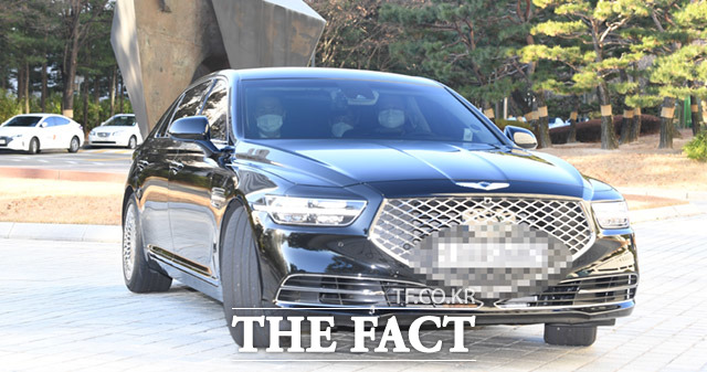 법무부 검사징계위원회 2차 회의를 앞둔 윤석열 검찰총장이 15일 오전 서울 서초구 대검찰청에 출근하기 위해 들어서고 있다. /임세준 기자