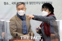 [TF포토] 대화 나누는 최강욱-김진애