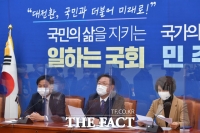 [TF사진관] 김태년, 소상공인 '영업제한 고충… 대책 마련한다'