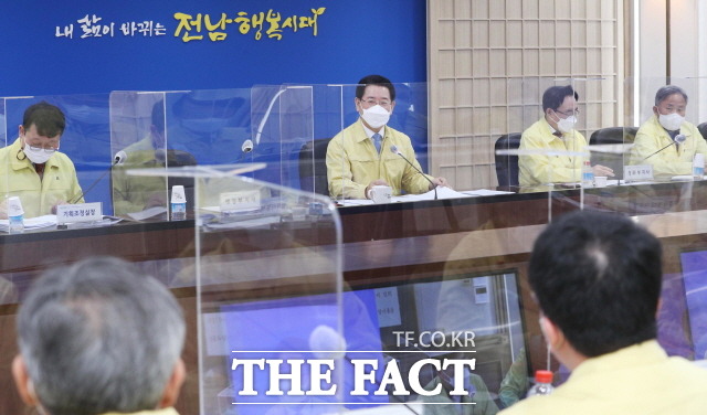 김영록 전남도지사가 15일 오전 도청 서재필실에서 실국장 정책회의를 주재하고 있다. 김 지사는 코로나 방역은 도민의 건강과 안전을 위해 어느 상황에서도 최우선순위라고 강조했다./전남도 제공