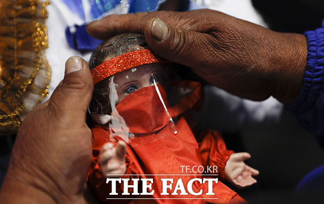 볼리비아에선 코로나19 확산 예방 의미로 아기 예수 인형에