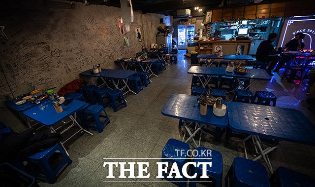 국내 주류업계가 연말연시 송년회, 크리스마스 등이 겹친 대목에도 사회적 거리 두기 격상 영향으로 매출 감소를 우려하고 있다. 사진은 서울 내 사회적 거리두기 2단계가 시행되고 있던 지난 4일 서울 소재 한 주점의 모습. /이동률 기자