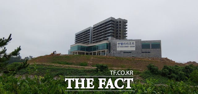 2018년 감사원 특정감사로 다수의 불법사례가 불거지며 경고음이 켜졌던 고흥 썬밸리리조트 개발사업이 토지 전소유주들이 군과 개발회사를 상대로 한 소송의 1심판결에서 15일 승소함으로써 좌초 위기에 직면했다. 사진은 당시 리조트건설 현장 전경./더팩트 DB