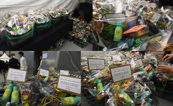 최시원이 지난 12일 열린 2020 더팩트 뮤직 어워즈에서 후배 가수들과 스태프들을 위해 준비한 선물 바구니. /이새롬 기자