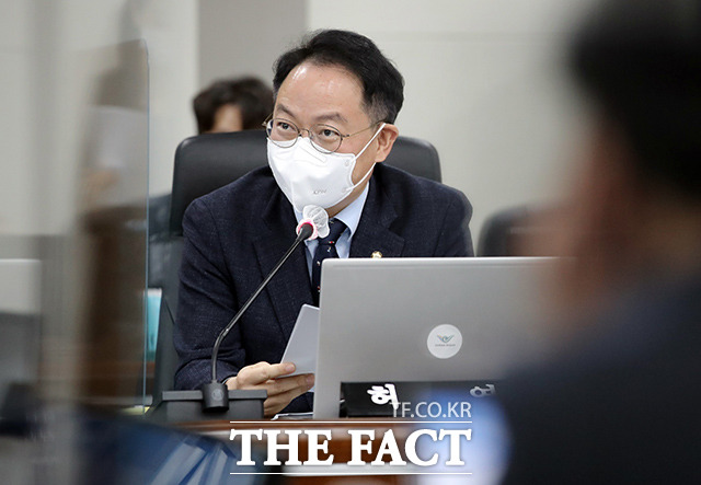 허영 더불어민주당 대변인은 16일 문재인 대통령이 윤석열 검찰총장 징계안 재가와 관련해 윤석열 검찰총장은 징계 결과를 겸허히 받아들이고, 자숙과 성찰의 모습을 보여주기 바란다라고 당부했다. /국회사진취재단